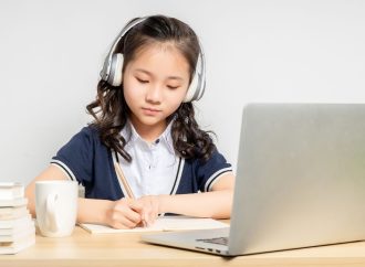 هل تعليم الأطفال عبر الإنترنت مفيد حقا؟